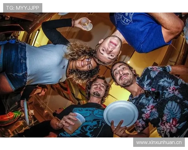 亚历克斯·摩根赛场上拼命，旁边的豪宅派对才是真的疯狂