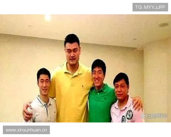 姚明这身高日常穿搭竟然这么接地气，和明星街拍差太多了吧