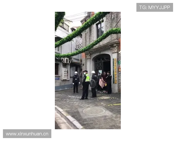 张家齐出现在高档小区门口，那辆车和门童让我以为进错电视剧片场